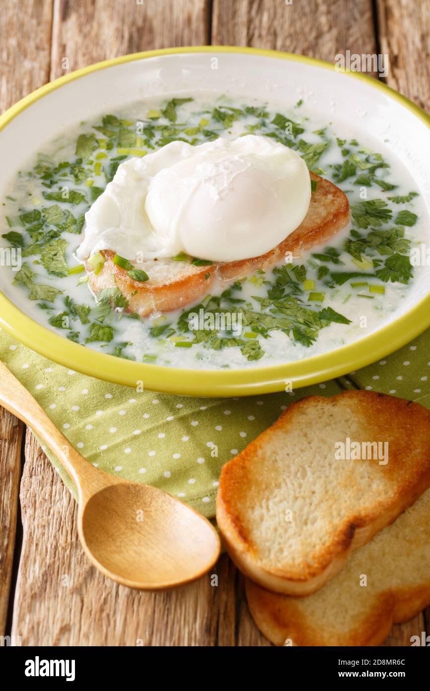 La soupe colombienne de lait et d'œufs de Changua est un petit déjeuner typique à Bogota, dans l'assiette sur la table. Verticale Banque D'Images