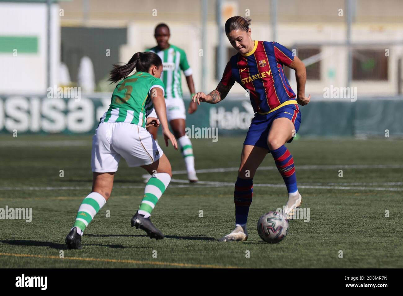 Séville, Espagne. 31 octobre 2020. Maria Leon du FC Barcelone en action avec Laura Gonzalez de Real Betis lors du match Primera Iberdrola entre l'équipe de femmes Real Betis et l'équipe de femmes du FC Barcelone à Ciudad Deportiva Luis del sol le 31 octobre 2020 à Séville, Espagne. Crédit: Jose Luis Contreras/DAX/ZUMA Wire/Alay Live News Banque D'Images