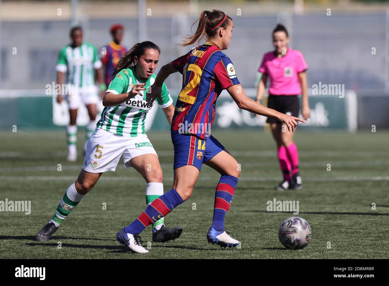 Séville, Espagne. 31 octobre 2020. Patri Guijarro du FC Barcelone en action avec Laura Gonzalez de Real Betis lors du match Primera Iberdrola entre l'équipe de femmes Real Betis et l'équipe de femmes FC Barcelone à Ciudad Deportiva Luis del sol le 31 octobre 2020 à Séville, Espagne. Crédit: Jose Luis Contreras/DAX/ZUMA Wire/Alay Live News Banque D'Images