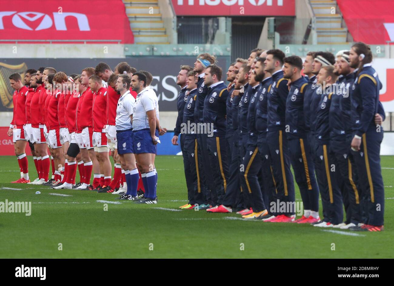 Le pays de Galles et l'Écosse pendant l'hymne national avant le match des six nations Guinness au parc y Scarlets, Llanelli. Banque D'Images