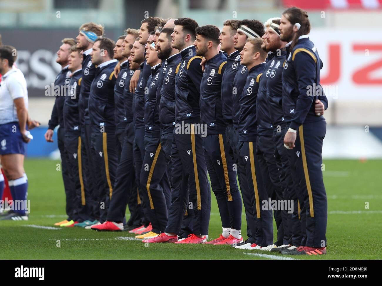 L'Écosse pendant l'hymne national avant le match des six nations Guinness au parc y Scarlets, Llanelli. Banque D'Images