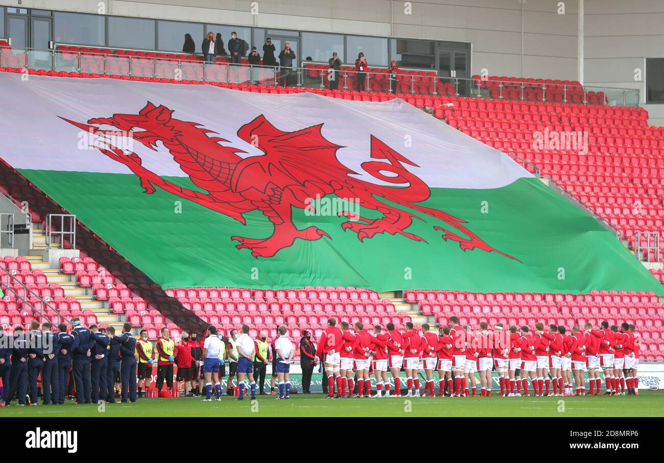 L'équipe du pays de Galles pendant l'hymne national avant le match Guinness des six Nations au parc y Scarlets, Llanelli. Banque D'Images
