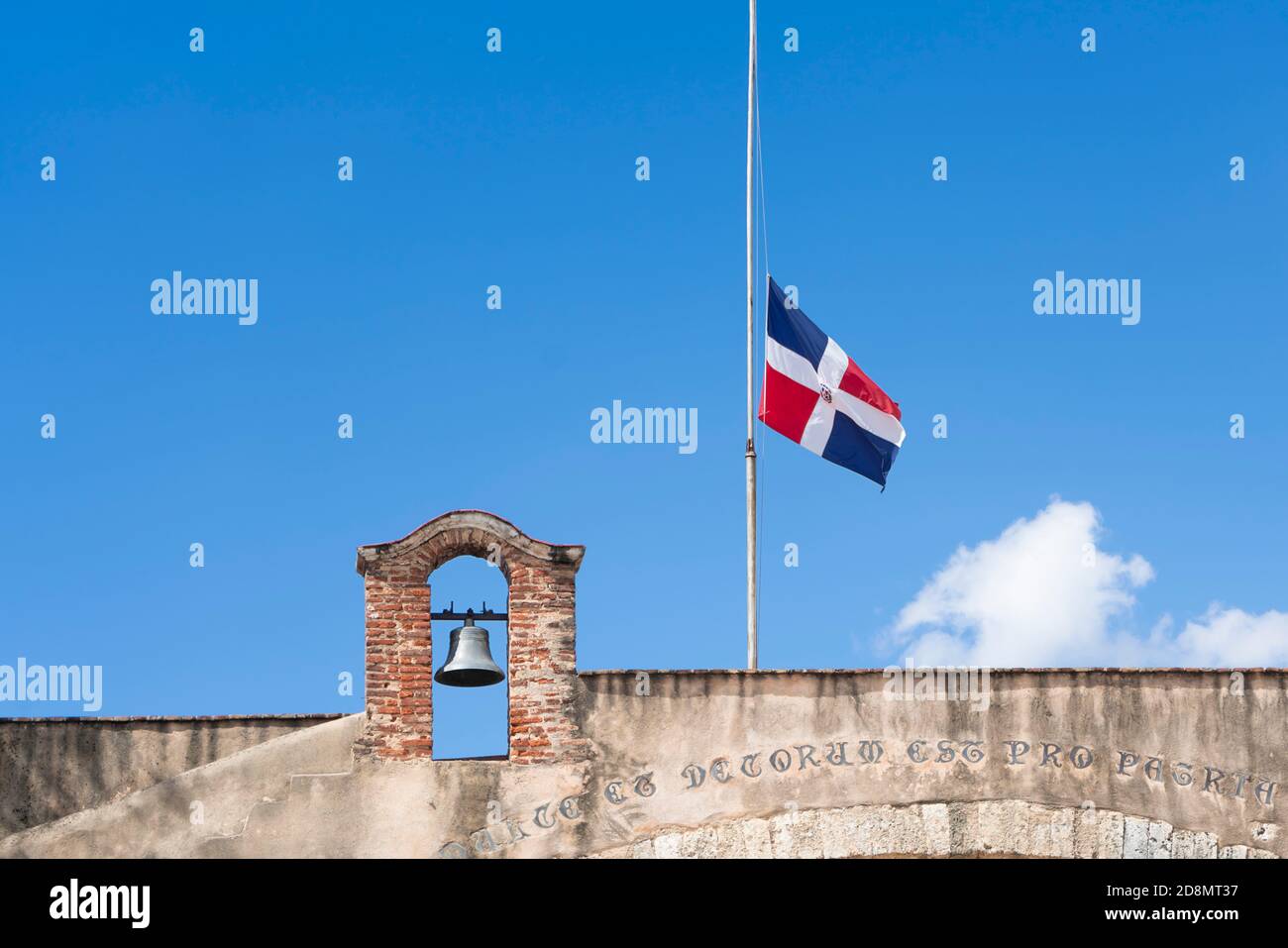 Vue du drapeau dominicain en Berne, pour le deuil national, sur la zone coloniale Banque D'Images