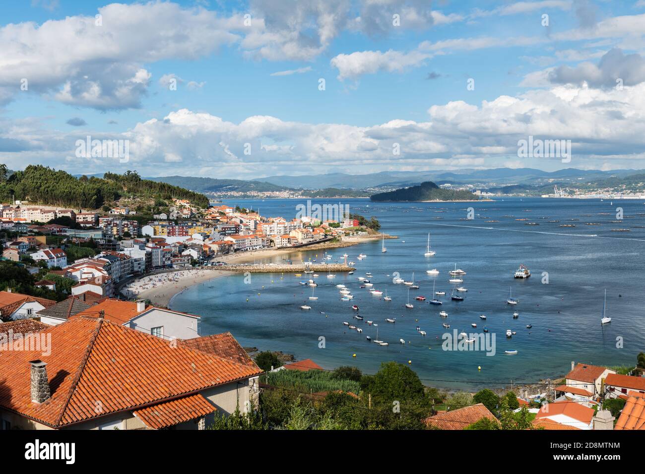 Vue aérienne d'un village galicien typique (Raxo) dans la Ria de Pontevedra, le matin d'été nuageux. Banque D'Images