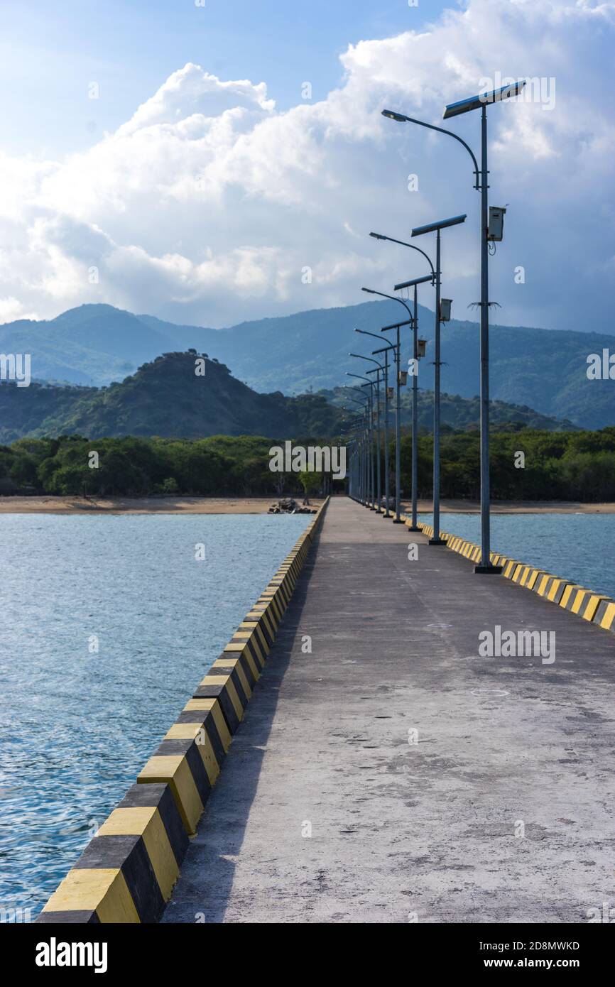 Jetée récemment construite sur la mer avec panneaux solaires et lumières, technologie d'énergie verte en Asie Banque D'Images