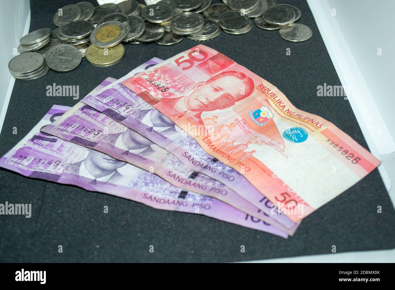 100 et 50 billets de peso philippins et pièces de peso philippins Banque D'Images