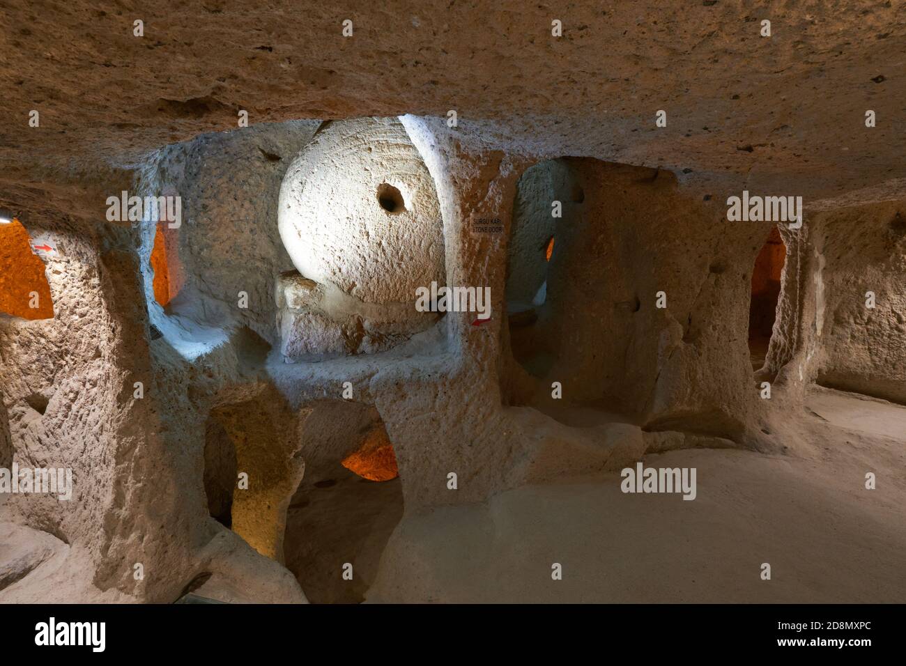 Grande porte ronde en pierre dans la ville souterraine de Kaymakli, Cappadoce, Turquie Banque D'Images