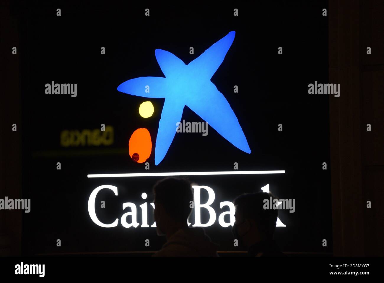 Logo de la société de la banque d'épargne la Caixa vu à Barcelone. Banque D'Images