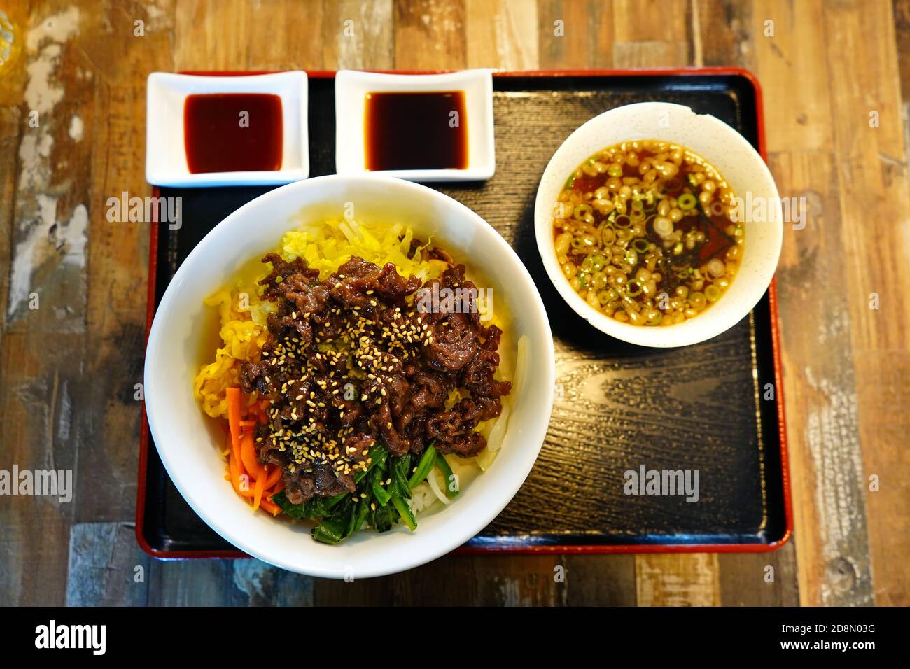 Bol Bibimbap avec bœuf dans un restaurant coréen. Bibimbap est une spécialité coréenne. Banque D'Images