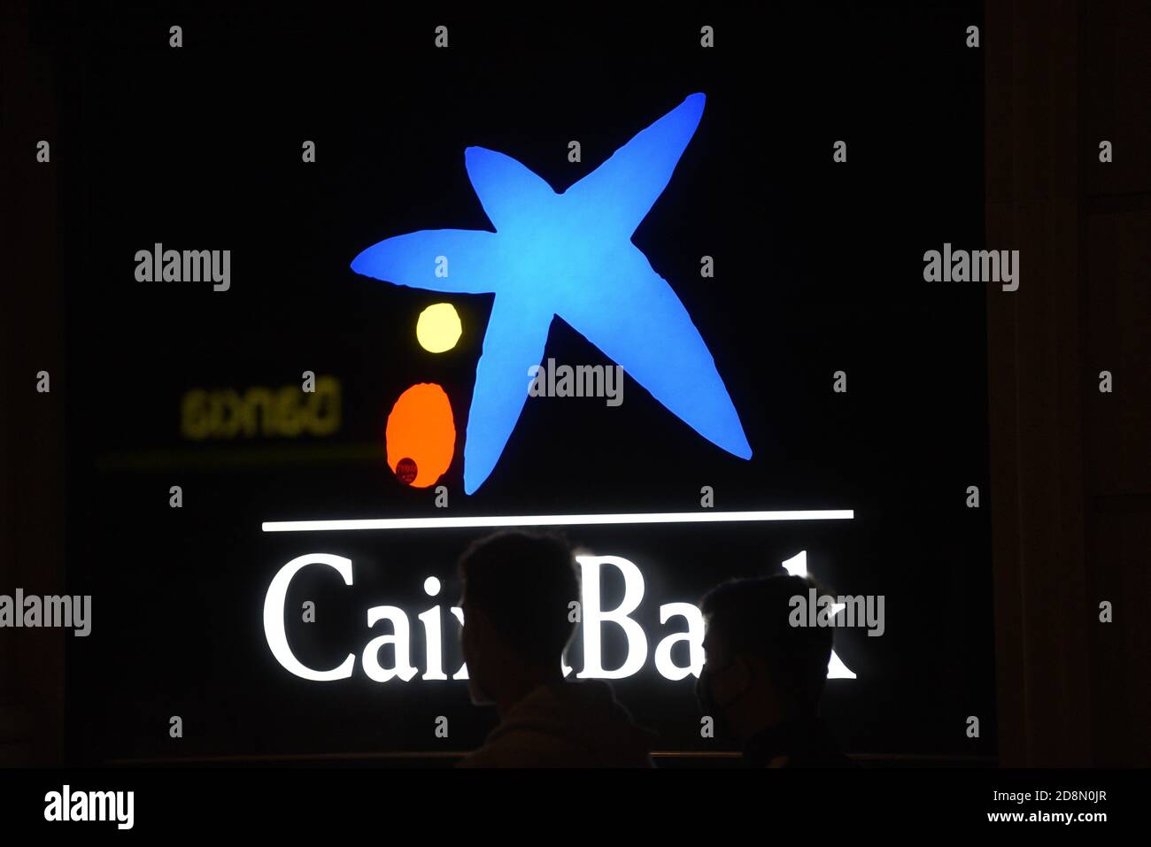 1 octobre 2020, Barcelone, Espagne: Le logo de la société de la banque d'épargne la Caixa vu à Barcelone. (Image de crédit : © Jorge Sanz/SOPA Images via ZUMA Wire) Banque D'Images