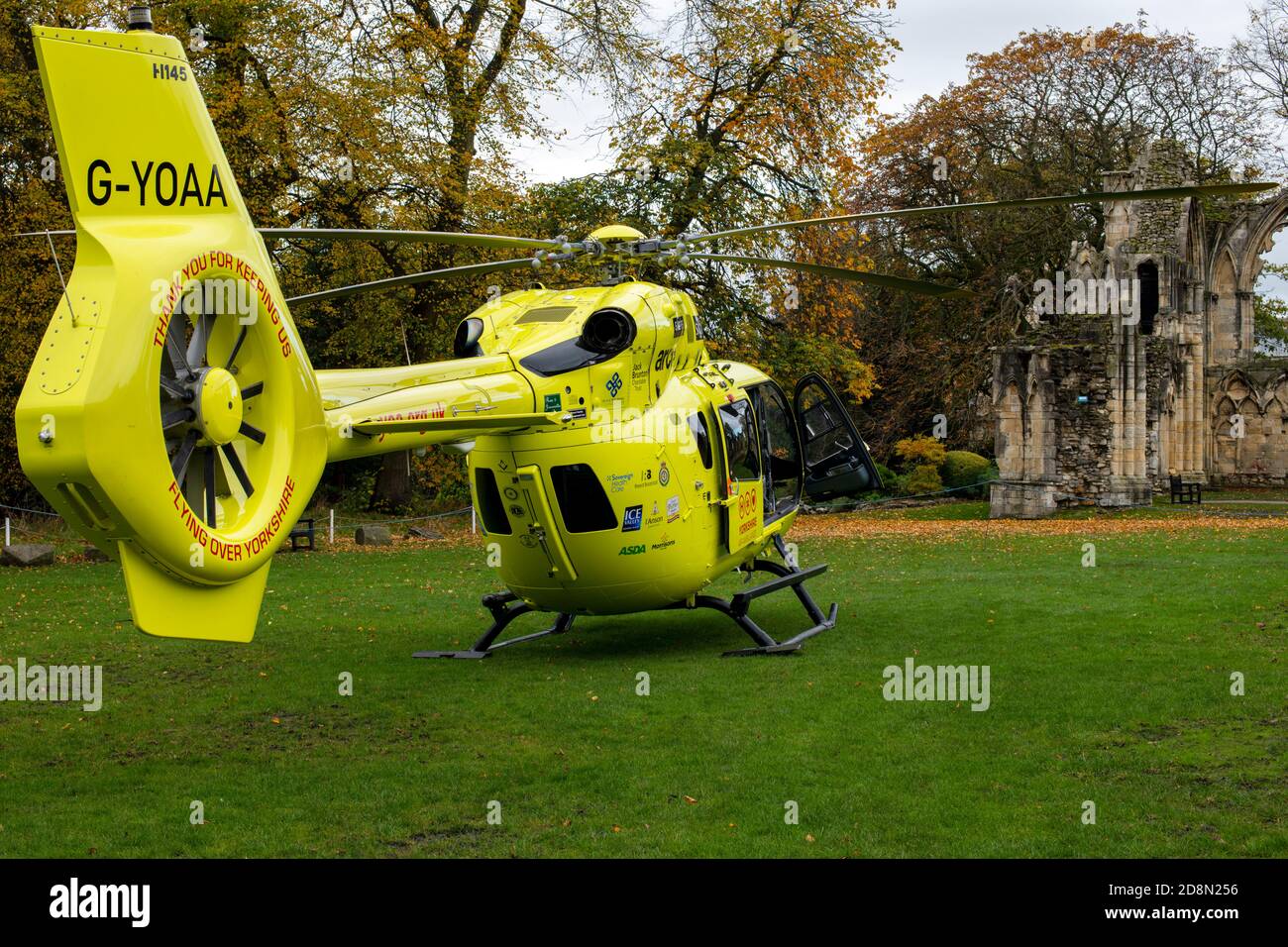 L'hélicoptère Yorkshire Air Ambulance H145 debout dans le parc de l'abbaye de St Mary. Museum Gardens, ville de York, Royaume-Uni Banque D'Images