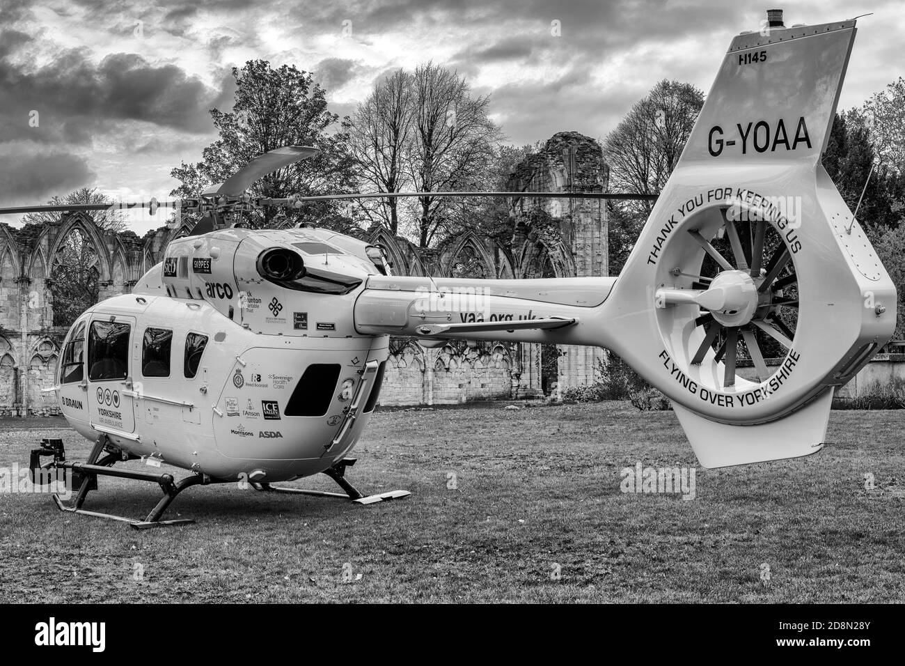 Séparé par mille ans, un hélicoptère H145 debout dans le parc de l'abbaye de St Marys, Museum Gardens, York, Royaume-Uni Banque D'Images