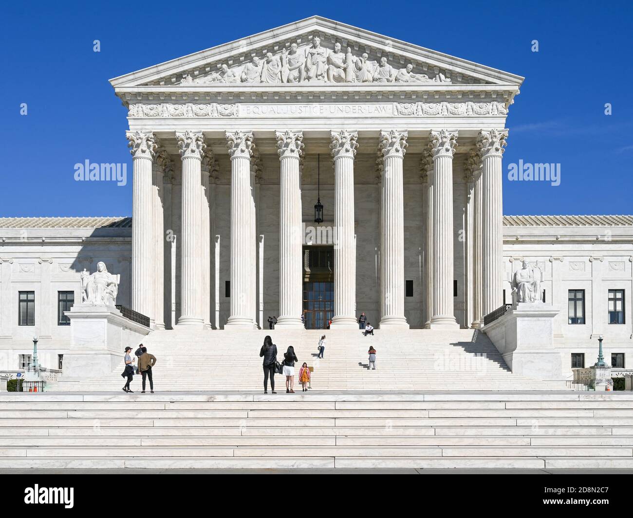 Cour suprême des États-Unis sur une journée de printemps ensoleillée à Washington DC. Actuellement desservie par neuf juges nommés à vie. Banque D'Images