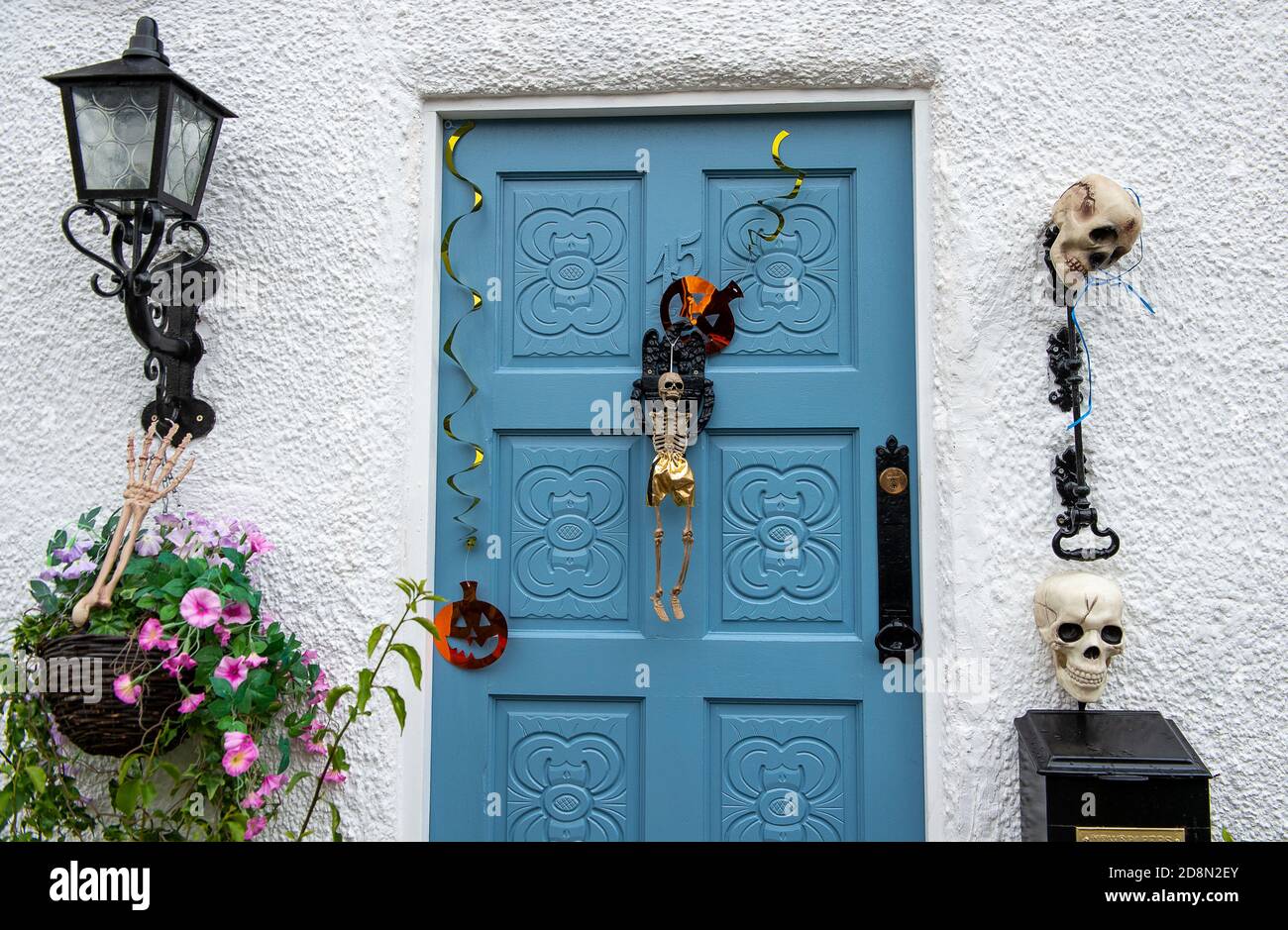 Datchet, Berkshire, Royaume-Uni. 31 octobre 2020. Bien que les fêtes traditionnelles d'Halloween soient toutes sauf annulées cette année en raison de Covid-19, Certaines familles continuent de mettre sur de superbes expositions à l'extérieur de leurs maisons pour encourager les plus jeunes à ce demi-mandat et leur faire sourire en ces temps quelque peu troublantes, car l'Angleterre pourrait revenir à un nouveau verrouillage complet crédit: Maureen McLean/Alay Live News Banque D'Images