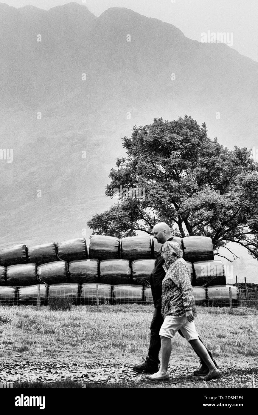 Promenade dans la pluie d'été sous Haystacks, Lake District National Park, Cumbria, Royaume-Uni Banque D'Images