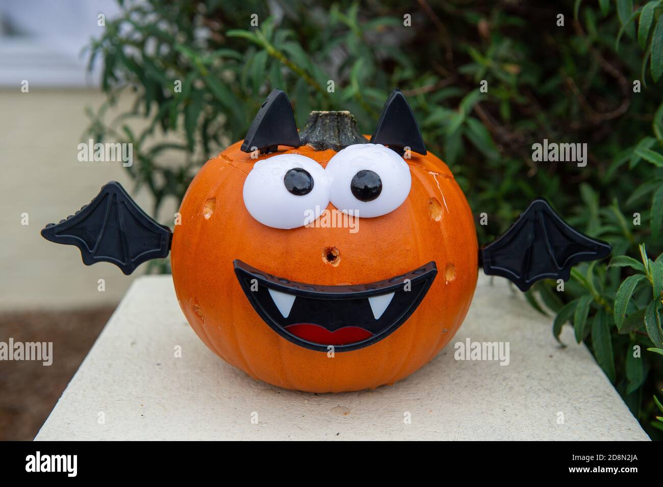 Datchet, Berkshire, Royaume-Uni. 31 octobre 2020. Bien que les fêtes traditionnelles d'Halloween soient toutes sauf annulées cette année en raison de Covid-19, Certaines familles continuent de mettre sur de superbes expositions à l'extérieur de leurs maisons pour encourager les plus jeunes à ce demi-mandat et leur faire sourire en ces temps quelque peu troublantes, car l'Angleterre pourrait revenir à un nouveau verrouillage complet crédit: Maureen McLean/Alay Live News Banque D'Images