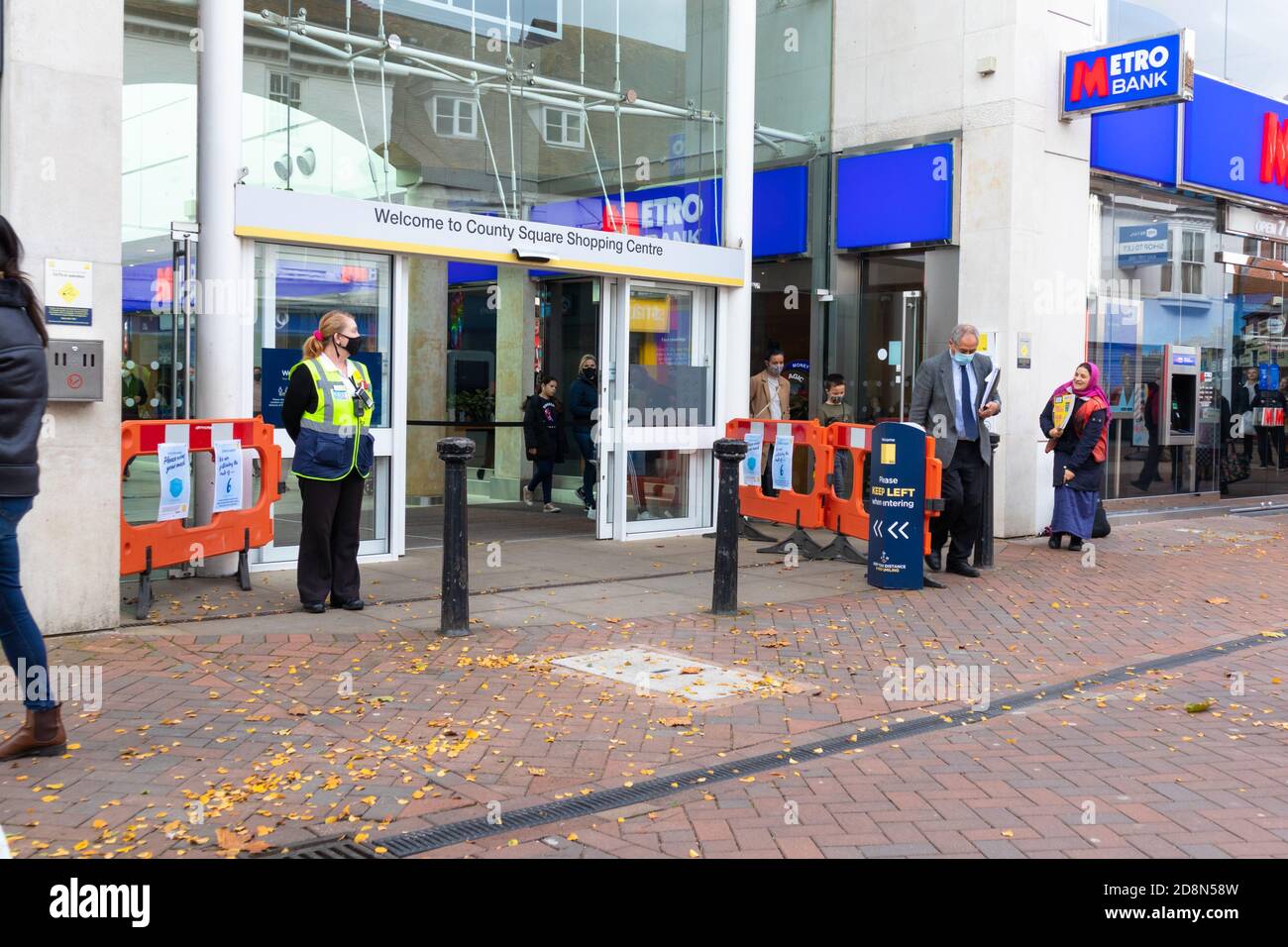 Ashford, Kent, Royaume-Uni. 31 octobre 2020. Alors que le gouvernement se prépare à une annonce concernant la pandémie de coronavirus, les gens de première catégorie dans la rue haute d'Ashford font leurs affaires quotidiennes. Un agent de sécurité à l'entrée d'un centre commercial s'assure que tout le monde respecte le port du masque. Crédit photo: Paul Lawrenson-PAL Media/Alay Live News Banque D'Images