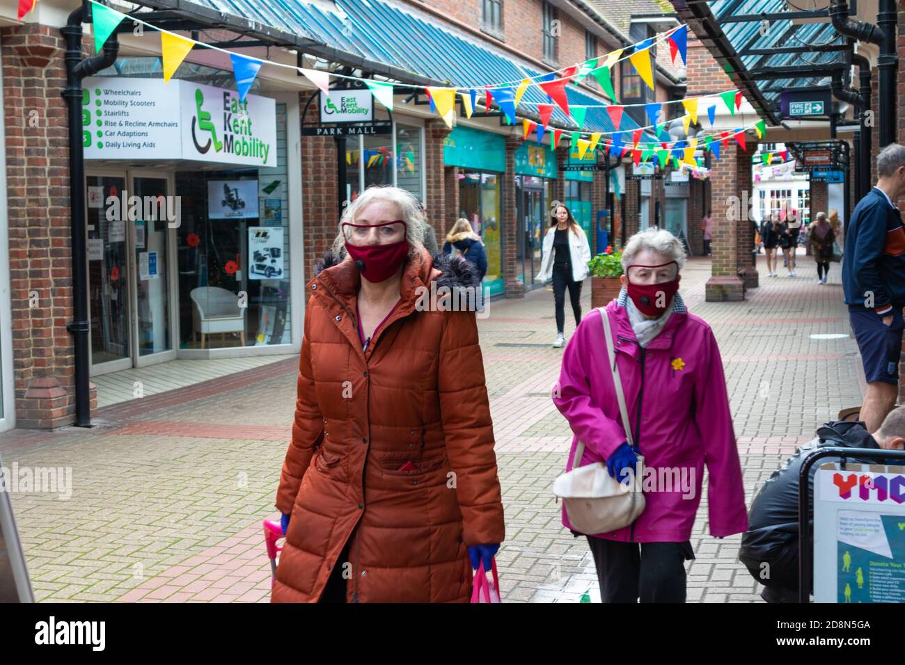 Ashford, Kent, Royaume-Uni. 31 octobre 2020. Alors que le gouvernement se prépare à une annonce concernant la pandémie de coronavirus, les gens de première catégorie dans la rue haute d'Ashford font leurs affaires quotidiennes. Les personnes portant un masque facial dans le centre commercial Park Mall. Crédit photo: Paul Lawrenson-PAL Media/Alay Live News Banque D'Images