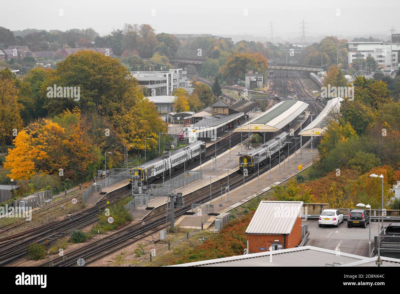 Vue aérienne pendant une journée d'automne grise, vue sur la gare de Basingstoke et les trains South Western Railway, Hampshire, Royaume-Uni Banque D'Images