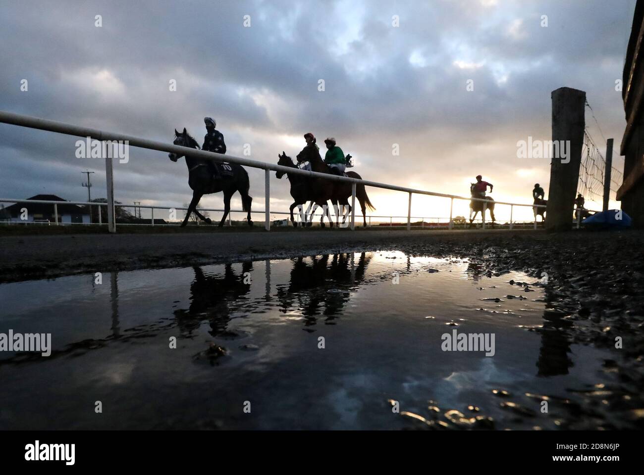 Les coureurs et les cavaliers redescendent après la course à plat EBF (Pro/Am) de l'Irish Stallion Farms au Down Royal Racecourse. Banque D'Images