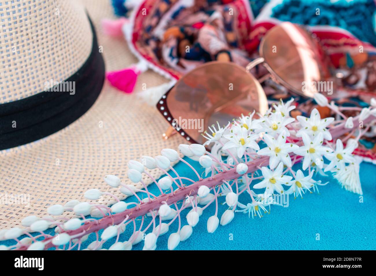 vacances d'été au bord de la mer concept. Cadre accessoires voyage en vacances. Composition avec accessoires de plage sur serviette de plage bleue Banque D'Images