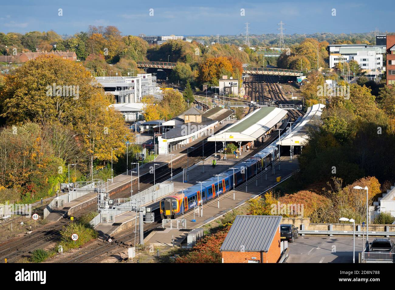 Vue aérienne pendant une journée d'automne ensoleillée, vue sur la gare de Basingstoke et les trains South Western Railway, Hampshire, Royaume-Uni Banque D'Images Vue aérienne pendant une journée d'automne ensoleillée, vue sur la gare de Basingstoke et les trains South Western Railway, Hampshire, Royaume-Uni Banque D'Images