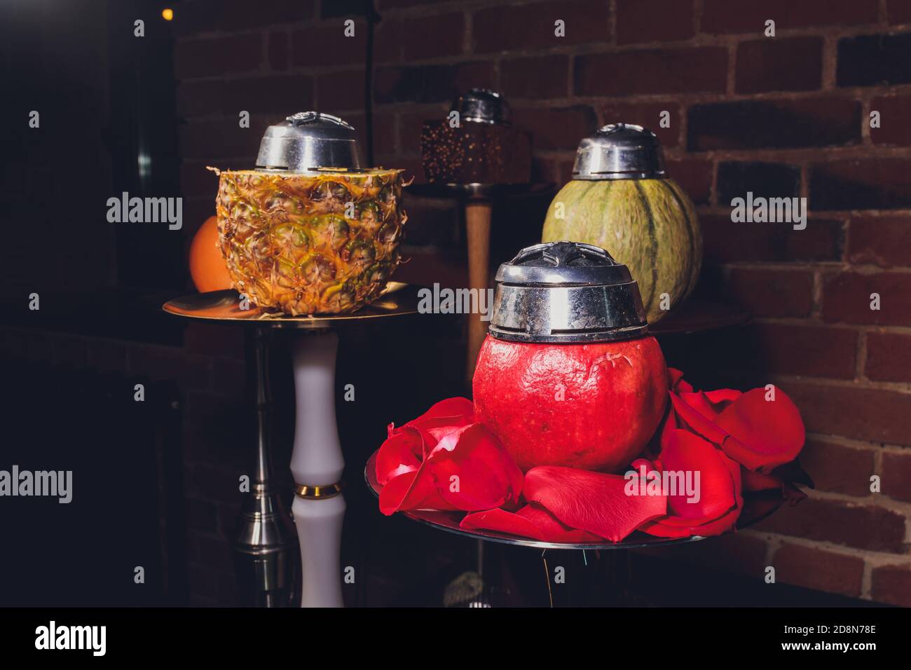 Shisha avec bol de fruits avec de la fumée colorée en Bar narguilé libre. Banque D'Images