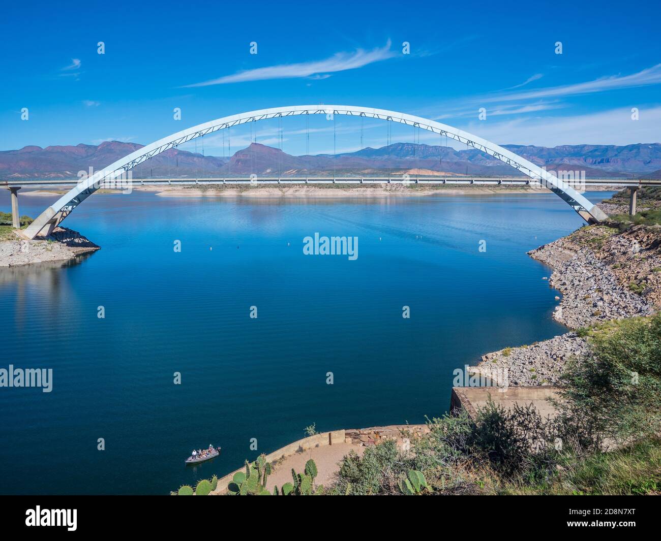 Arch bridge derrière Théodore Roosevelt Dam, Arizona l'autoroute 188 au nord du globe, Arizona. Banque D'Images