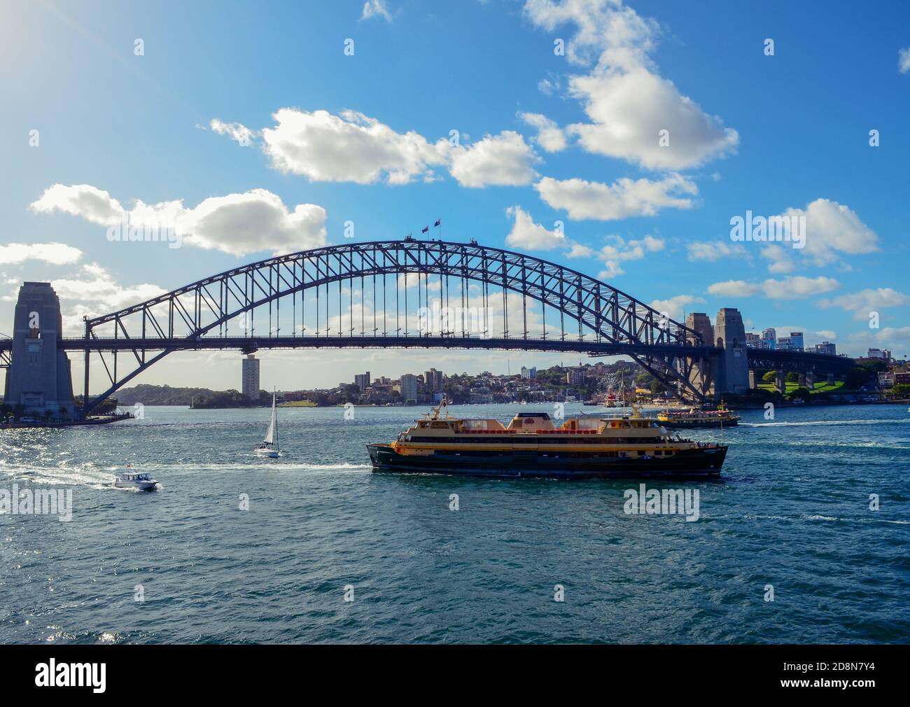 Voilier devant le pont du port de Sydney Banque D'Images