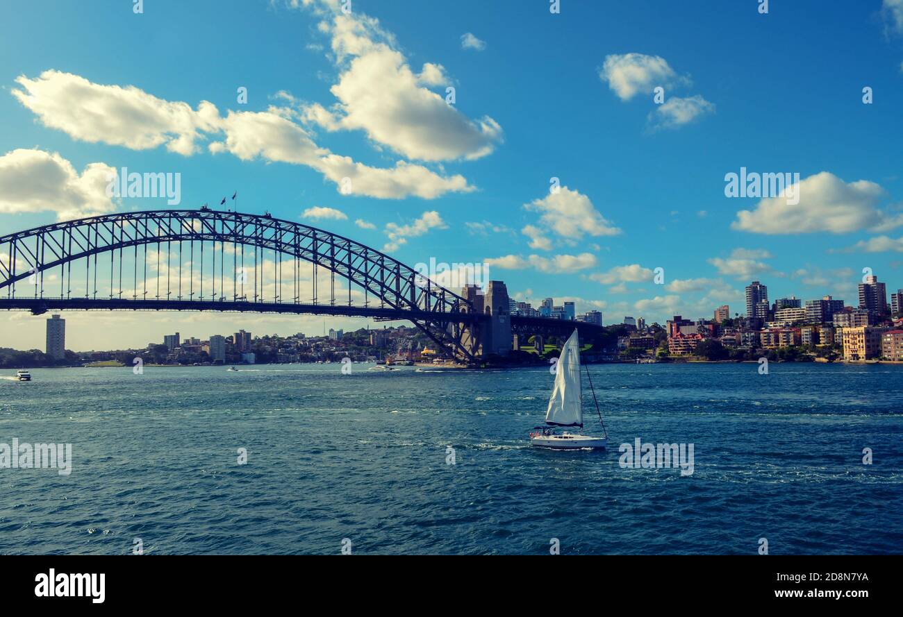 Voilier devant le pont du port de Sydney Banque D'Images