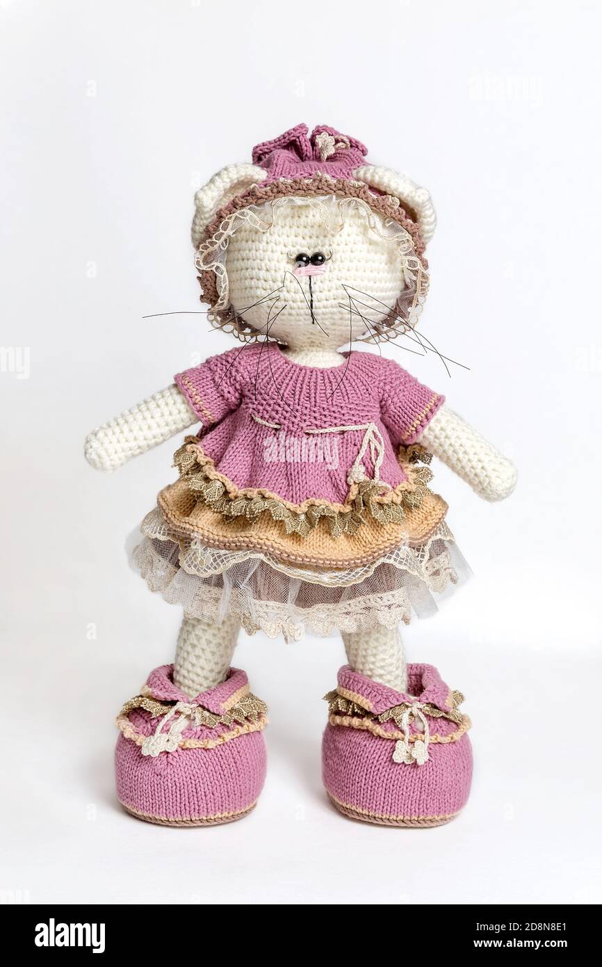 Jouet en tricot fait main chat. Chat tricoté sur fond blanc. Portrait d'un jouet. Vêtements tricotés pour jouets. Gros plan. Jouet chat Amigurumi. Animal en crochet Banque D'Images