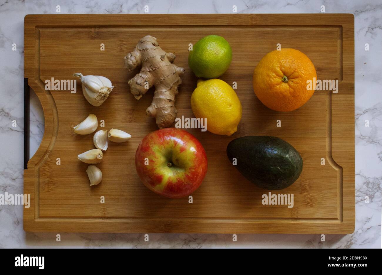 Aliments et ingrédients sains sur la planche à découper en bambou Banque D'Images