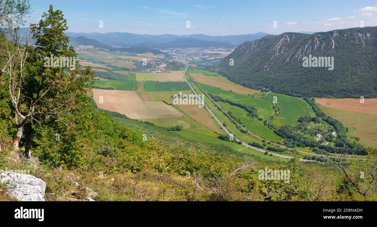 Slovaquie - La vue de Plesivecka planina plateau dans le parc national Slovensky Kras à Roznava et Volovske vrchy montagnes. Banque D'Images
