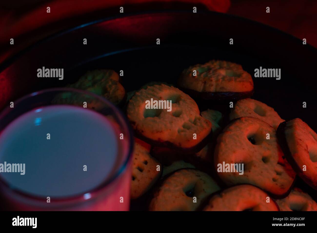 Biscuits d'Halloween avec lait Banque D'Images