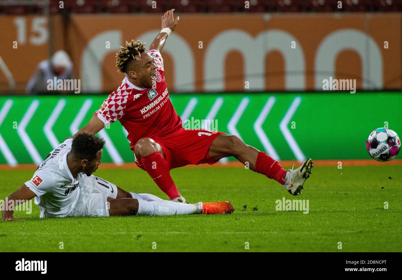 Augsbourg, Allemagne. 31 octobre 2020. Football: Bundesliga, FC Augsburg - FSV Mainz 05, 6e jour de match dans la WWK-Arena. Noah Sarenren Bazee (l) d'Augsbourg et Pierre Kunde de de Mayence se battent pour le ballon. Crédit : Stefan Puchner/dpa - REMARQUE IMPORTANTE : Conformément aux règlements de la DFL Deutsche Fußball Liga et de la DFB Deutscher Fußball-Bund, il est interdit d'exploiter ou d'exploiter dans le stade et/ou à partir du jeu pris des photos sous forme d'images de séquences et/ou de séries de photos de type vidéo./dpa/Alay Live News Banque D'Images