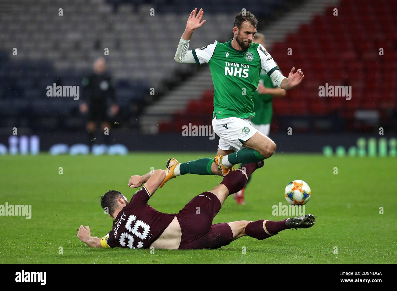 Hearts Craig Halkett (à gauche) s'attaque au Christian Doidge de Hibernian lors du demi-finale de la coupe écossaise William Hill à Hampden Park, Glasgow. Banque D'Images