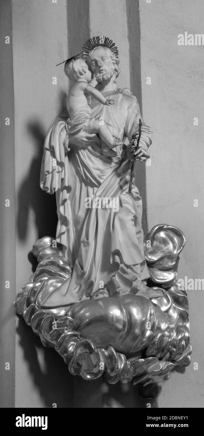 VIENNE, AUTRICHE - 3 JUILLET 2013 : statue baroque de Saint-Joseph à Michaelerkirche ou St. Église de Michael. Banque D'Images