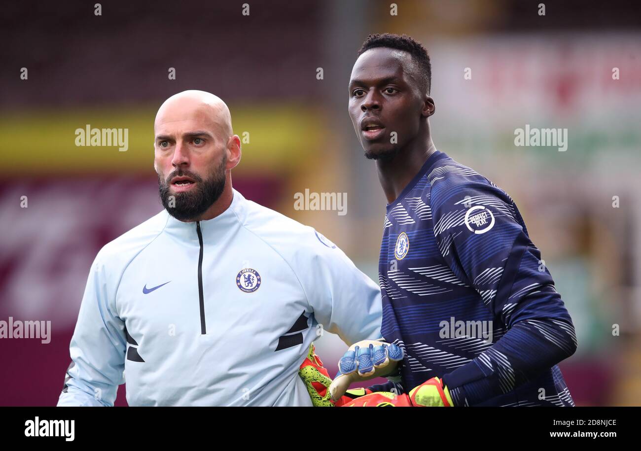 Willy Caballero, gardien de but de Chelsea (à gauche) et Edouard Mendy se réchauffent avant le match de la Premier League à Turf Moor, Burnley. Banque D'Images