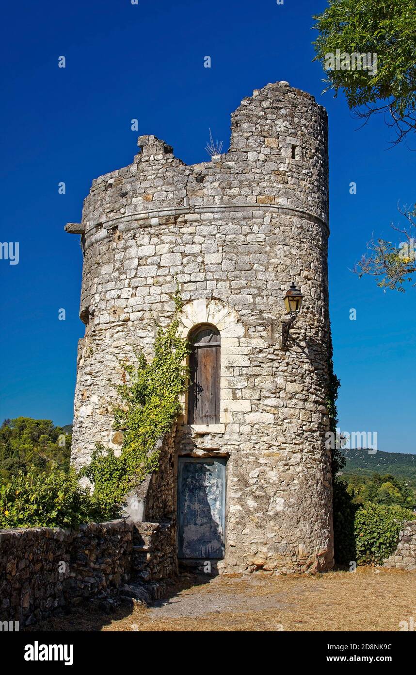 Tour médiévale en pierre, ancienne, abandonnée, en ruine, 2 portes en bois, mur en pierre basse, Viviers France; été, vertical Banque D'Images