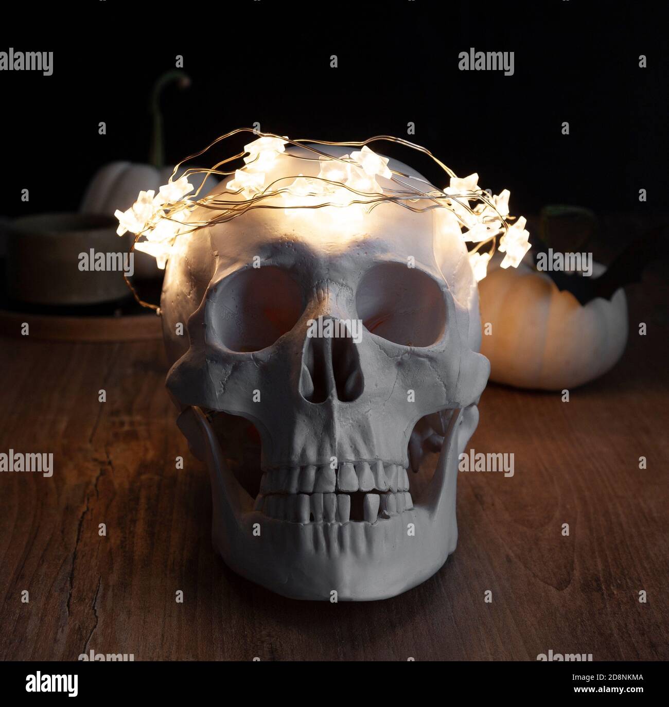 Crâne humain Halloween avec étoiles aura Banque D'Images