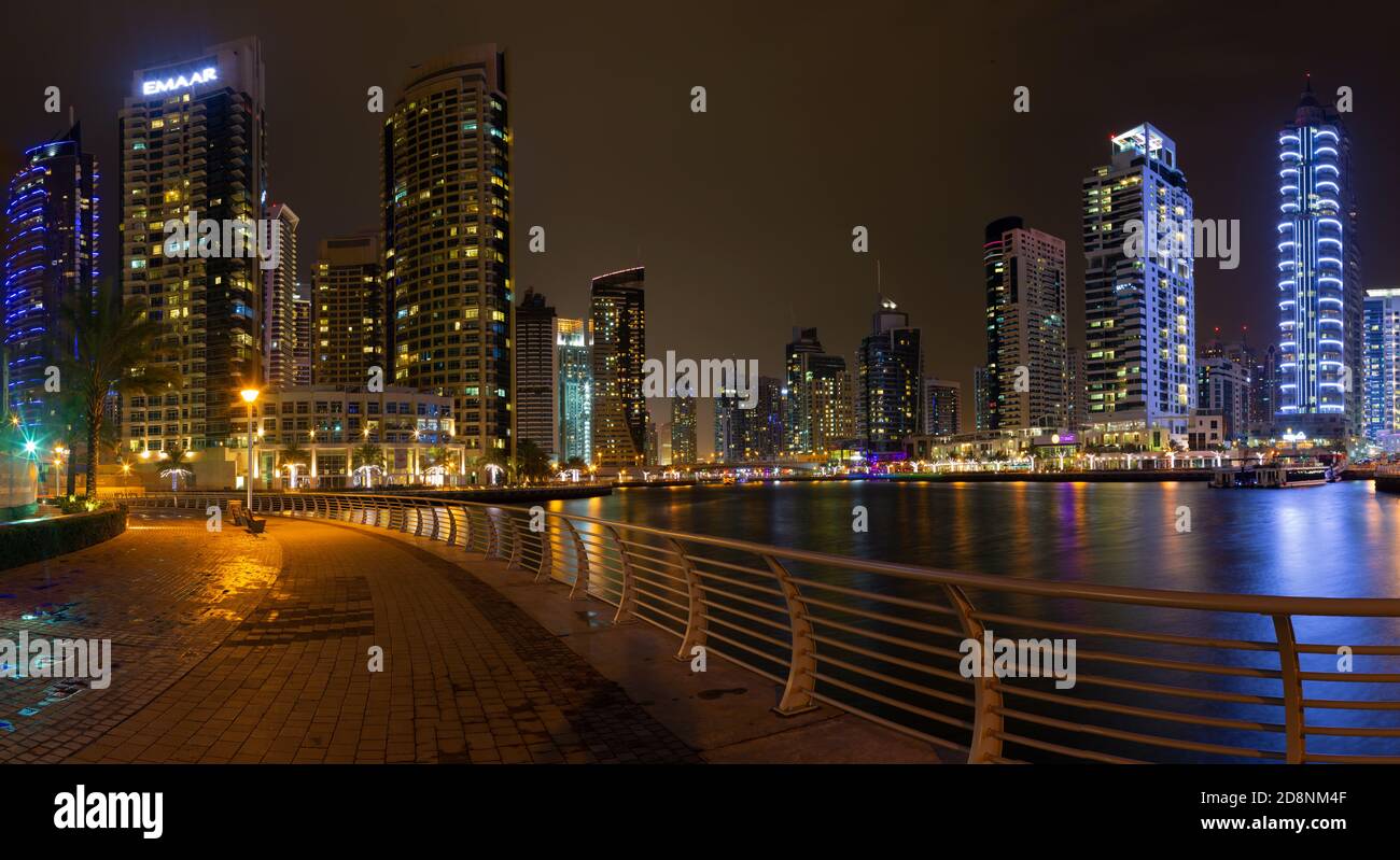 DUBAÏ, Émirats Arabes Unis - 25 MARS 2017 : la nuit à Marina. Banque D'Images