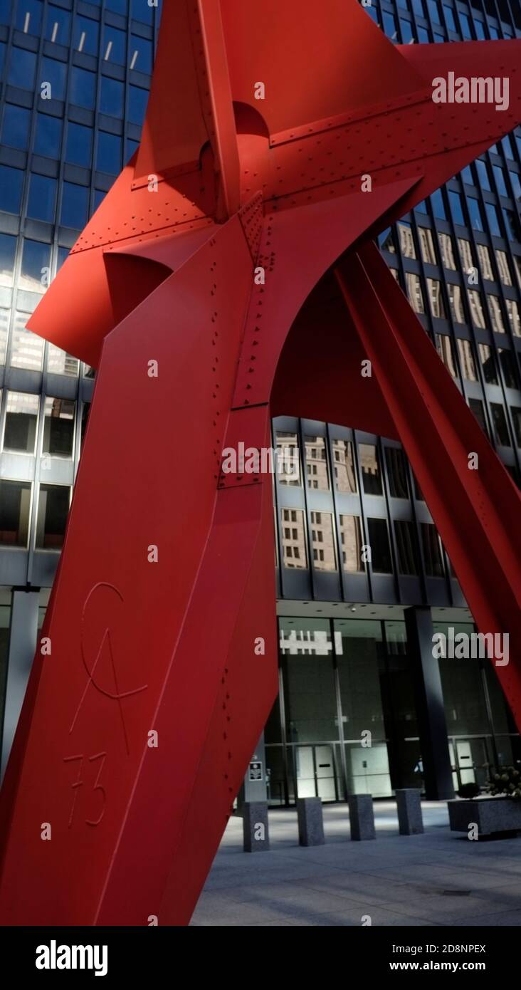 La sculpture Flamingo, créée par l'artiste américain A. Calder, est une stabile de 53 mètres de haut située sur la Federal Plaza, à Chicago, dans l'Illinois Banque D'Images