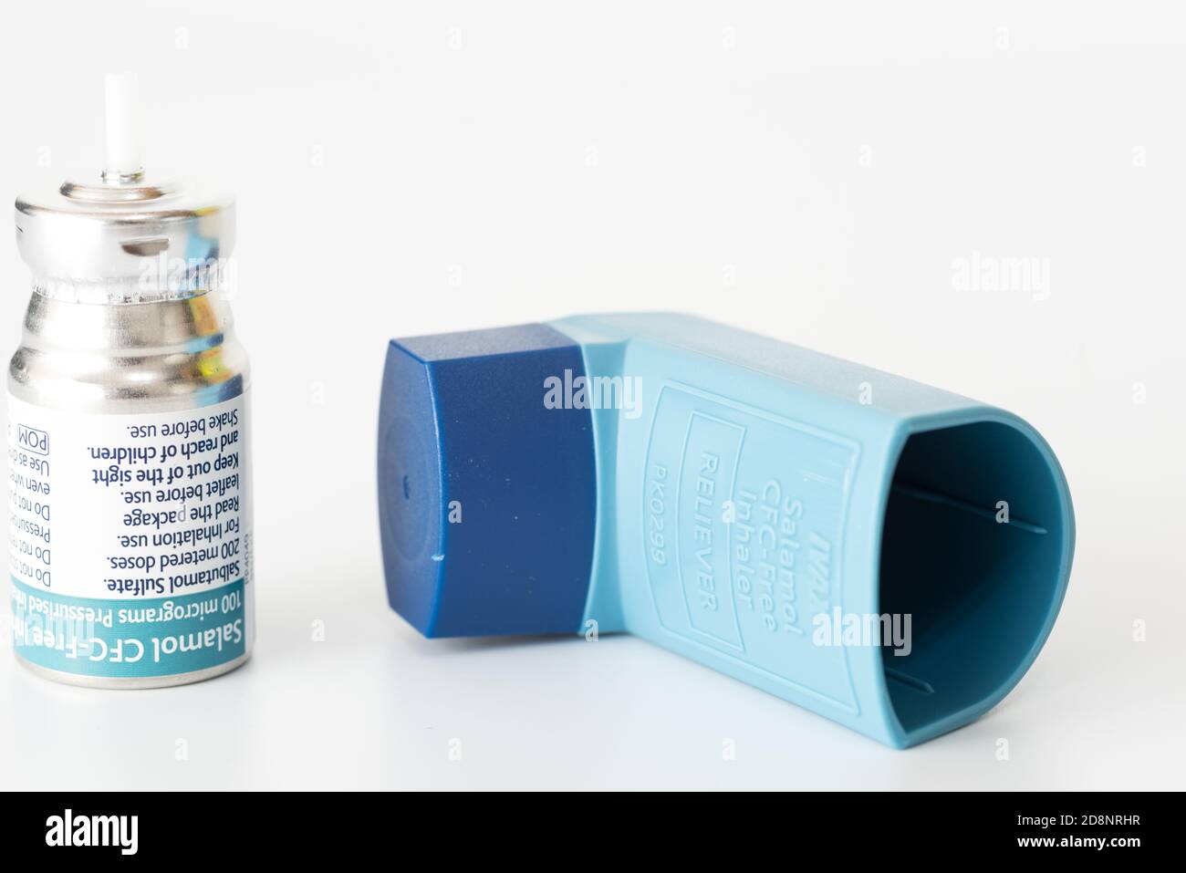 Salamol Inhaler EASI-Breathe sans CFC avec fond blanc Banque D'Images