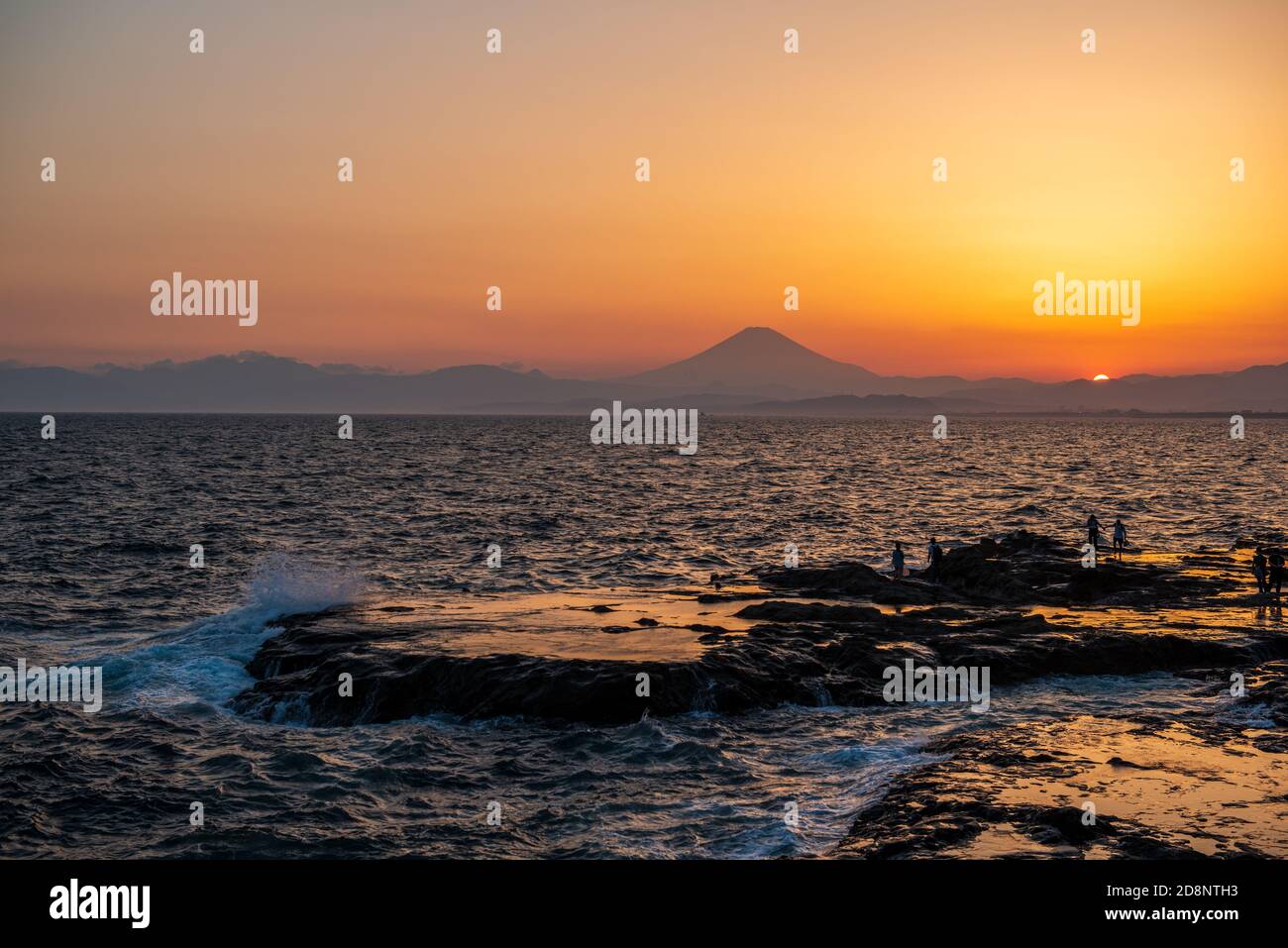 Coucher de soleil avec Mt. Fuji vu d'Enoshima, Japon Banque D'Images