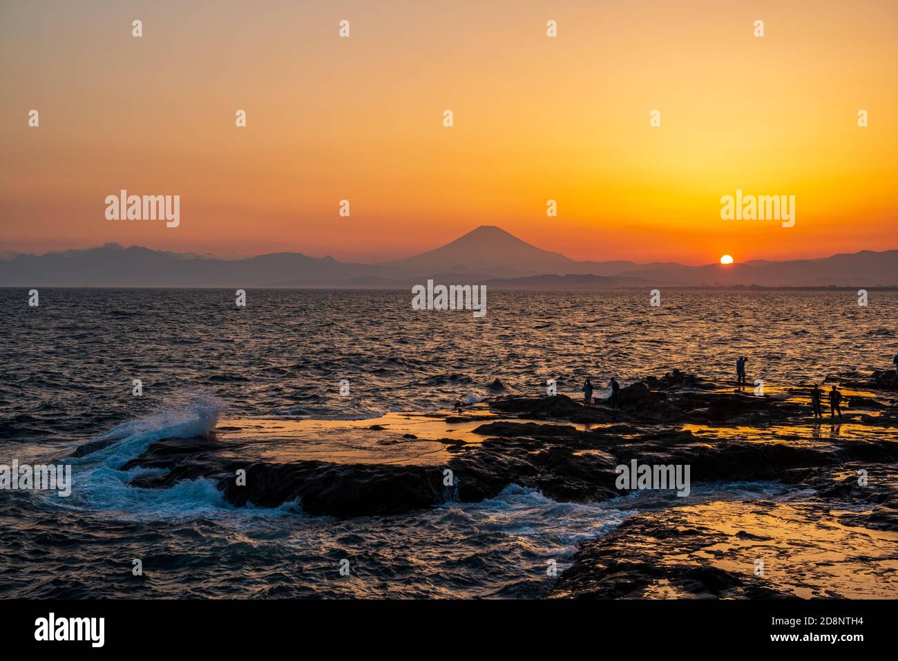 Coucher de soleil avec Mt. Fuji vu d'Enoshima, Japon Banque D'Images