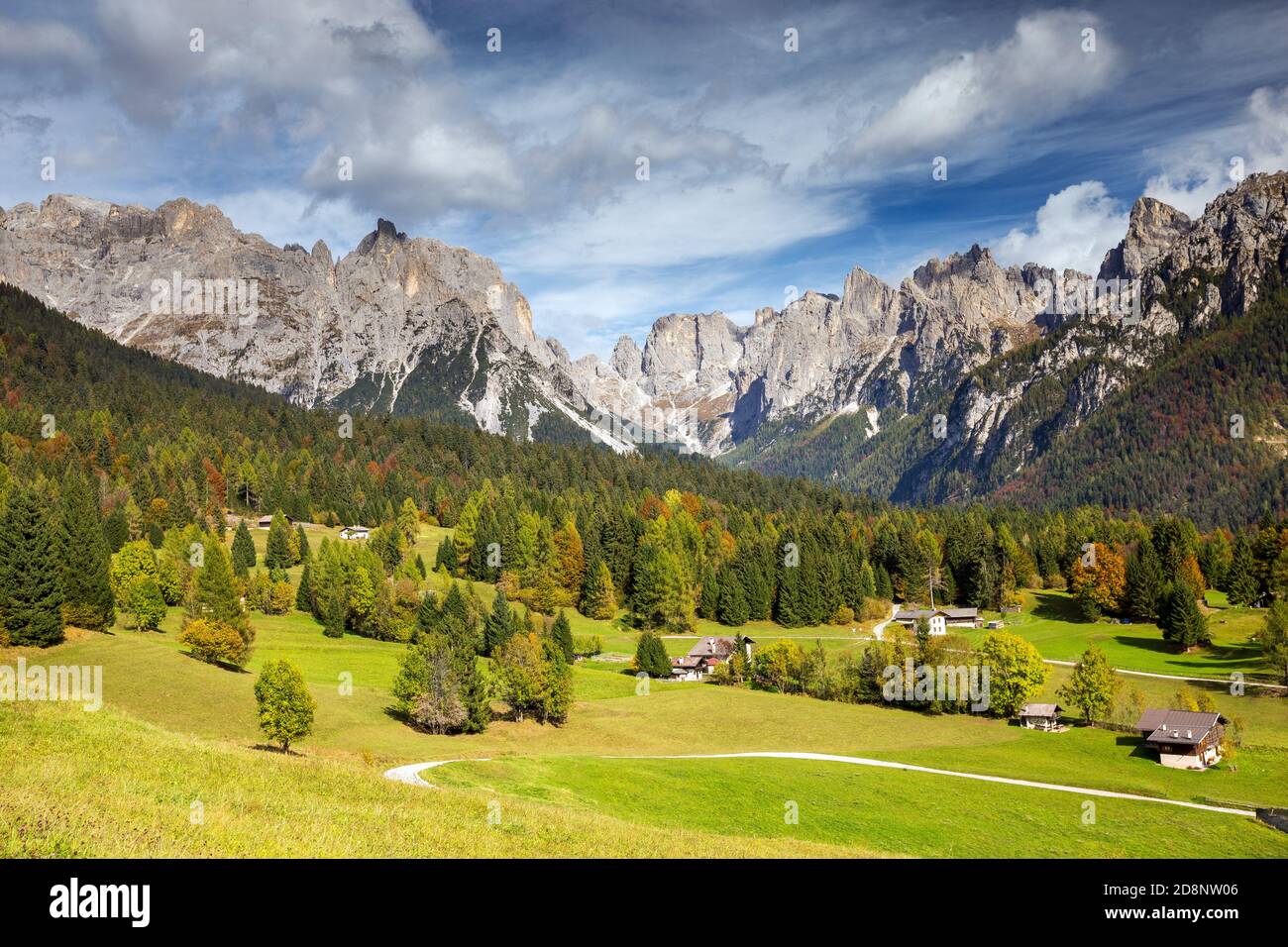 La vallée Val Canali, vue de Piereni. Les Pale di San Martino mountain group. Les Dolomites du Trentin. Transacqua. Alpes italiennes. L'Europe. Banque D'Images