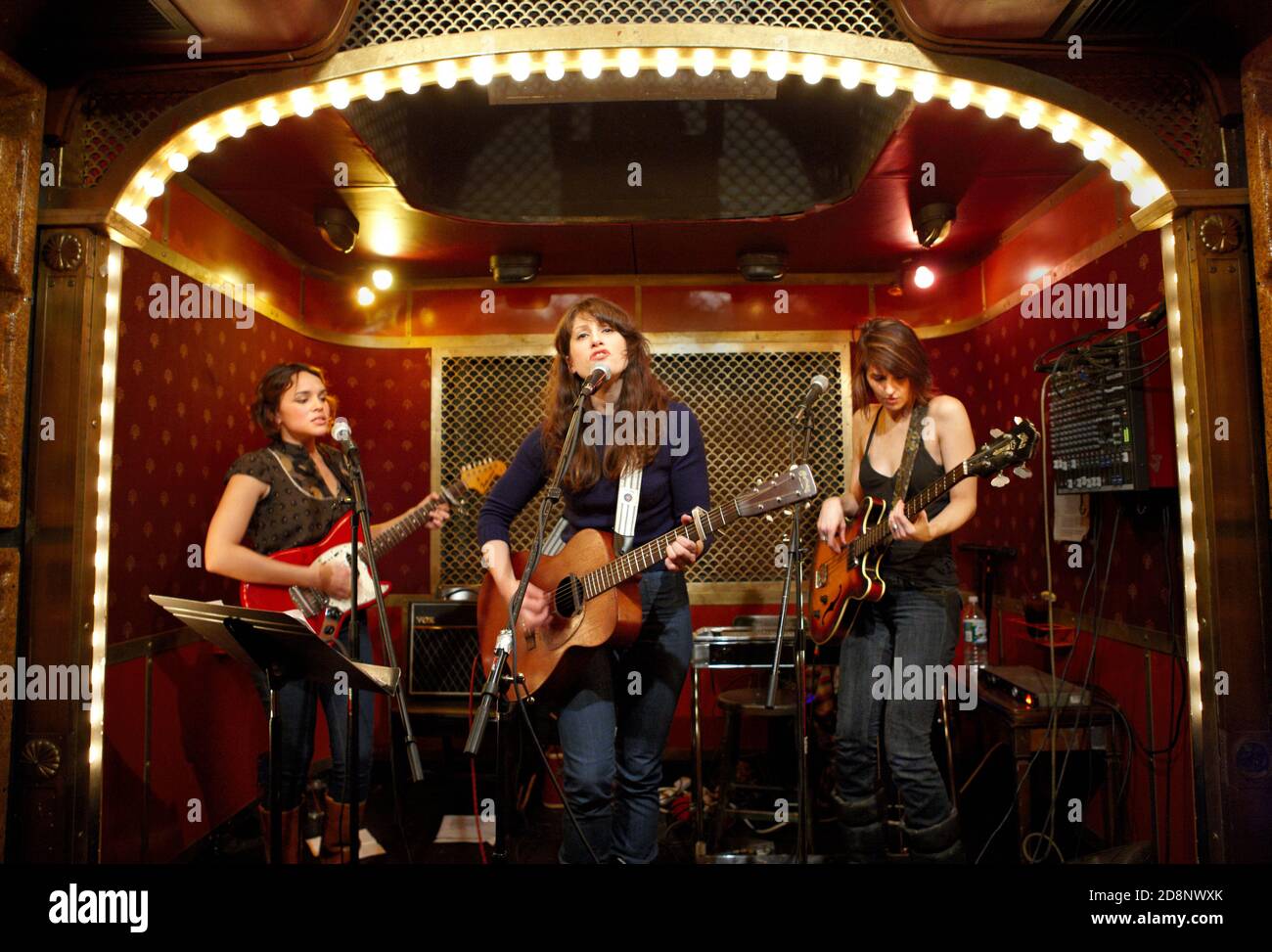 Norah Jones, Sasha Dobson et Catherine Popper composent le trio Puss 'n Boots. Présenté ici au Pete's Candy Store pour un événement de micro ouvert Banque D'Images