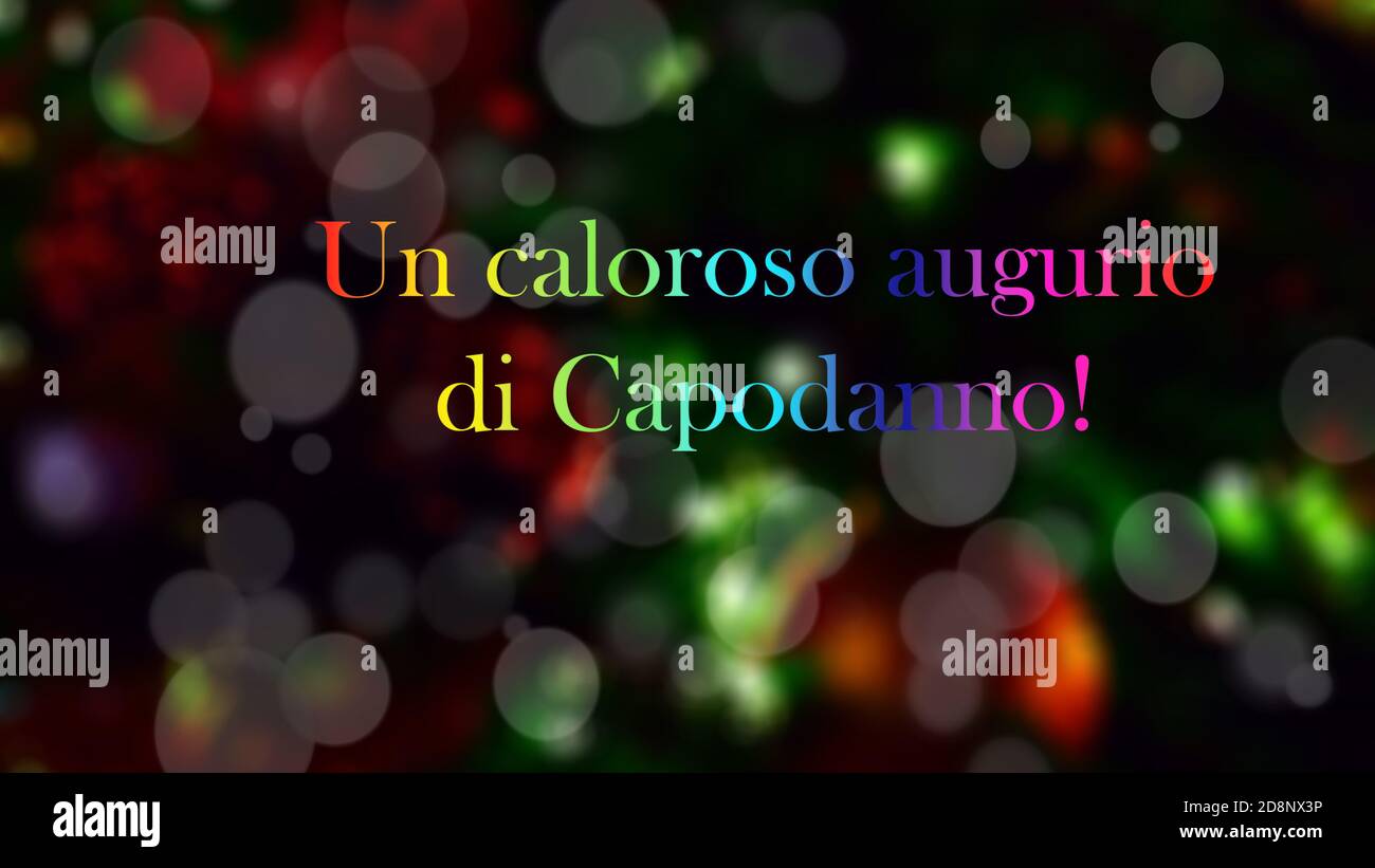 Le texte des voeux de vacances en italien signifie des voeux chaleureux pour un Bonne Année. Arrière-plan abstrait multicolore et lumineux avec lumières bokeh Banque D'Images