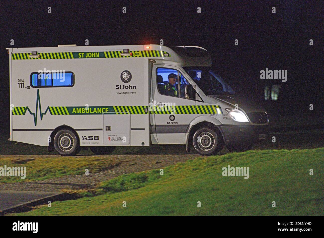 GREYMOUTH, NOUVELLE-ZÉLANDE, le 22 JUILLET 2020 : une Ambulance Saint-Jean répond à un trait de coupe rural. Prise de vue dans la lumière disponible et très granuleuse avec une norme ISO 16000. Banque D'Images