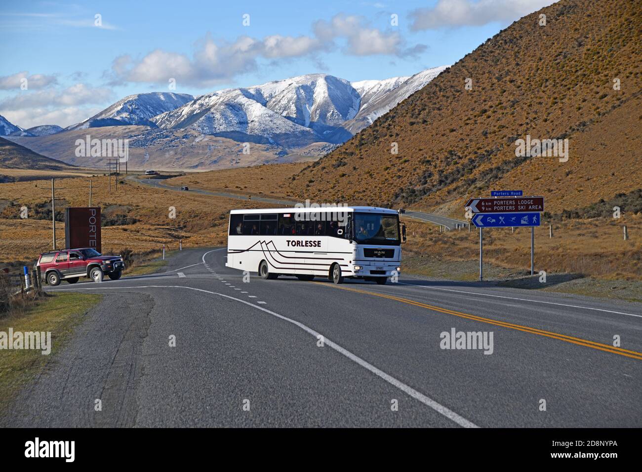 PORTERS PASS, NOUVELLE-ZÉLANDE, 20 SEPTEMBRE 2020 : un bus touristique rejoint la State Highway 73 après avoir quitté la route pour le terrain de ski de Porters Pass Banque D'Images